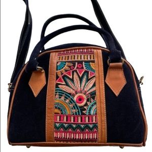 Leather and embroider crossbody, handmade in Ecuador